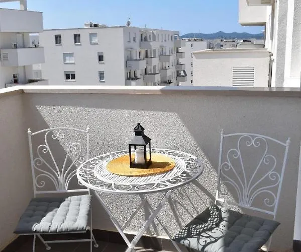 Ana Iadera With Balcony And Parking 아파트