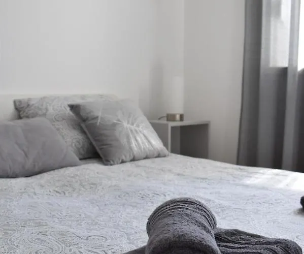 Ana Iadera With Balcony And Parking 아파트 *