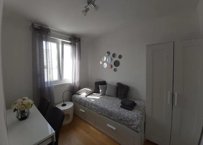 Ana Iadera With Balcony And Parking 아파트